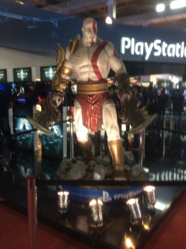 Começou a Brasil Game Show 2 Uma estátua gigante de Kratos.