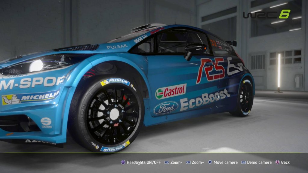 World Rally Championship 6: Vale a Pena? 9 O nível de detalhes dos veículos é absurdo. Repare que até mesmo a suspensão é detalhada nesse screenshot...